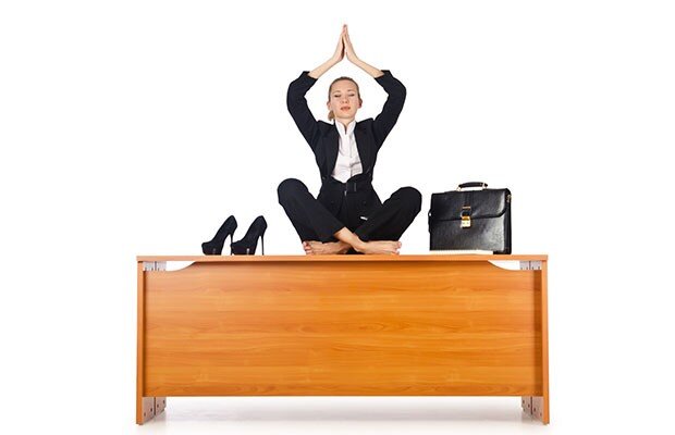 Business donna meditare