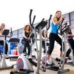 donne che fanno esercizi hiit